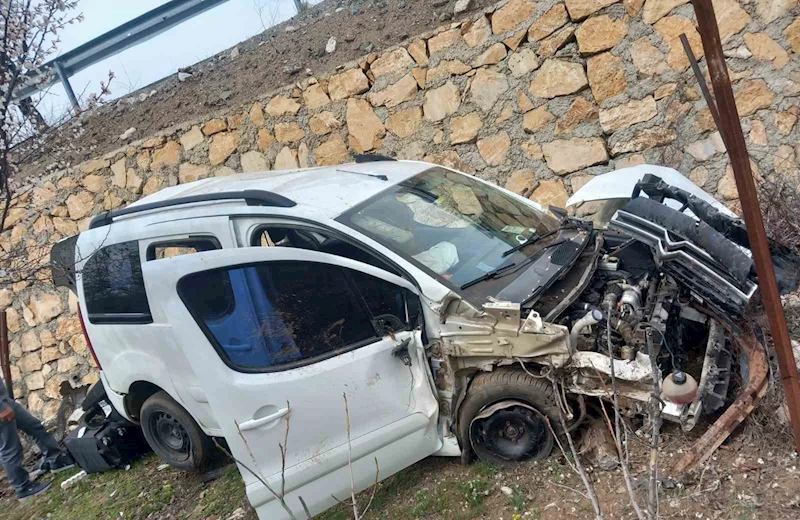 Elazığ’da hafif ticari araç şarampole uçtu: 4 yaralı
