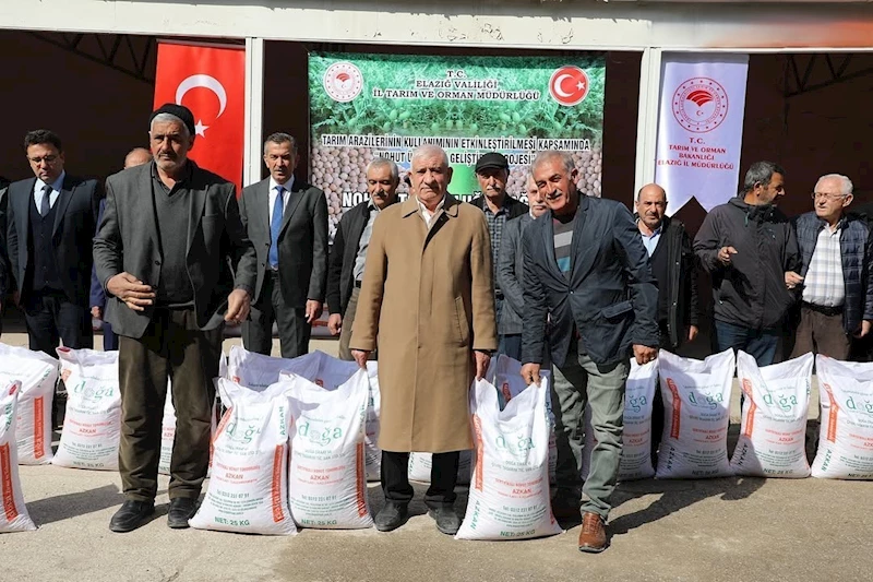 Elazığ’da çiftçilere nohut dağıtıldı
