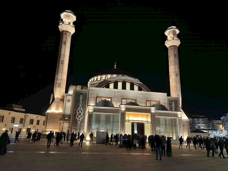 Kars’ta Kadir Gecesi’nde camiler doldu taştı

