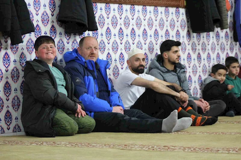 Sarıkamış’ta Kadir Gecesi’nde vatandaşlar camilere akın etti
