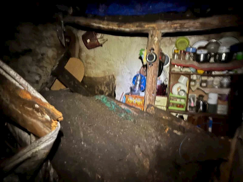 Ardahan’da toprak damlı ev çöktü: 1 yaralı
