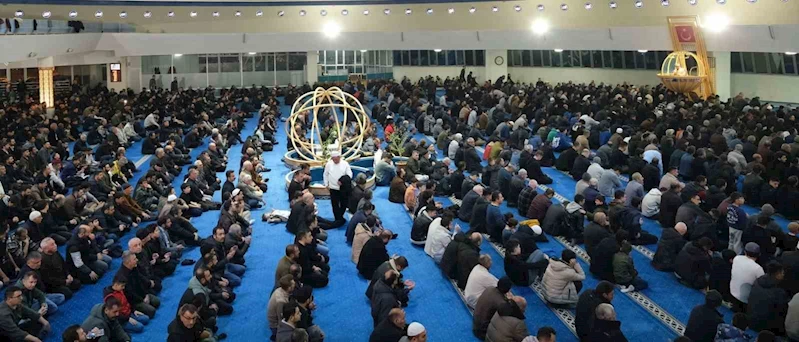 Erzincan’da vatandaşlar Kadir Gecesi’nde camileri doldurdu
