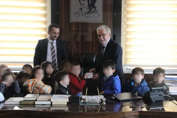 Kumbaralarındaki harçlıklarını Filistin’e bağışladılar

