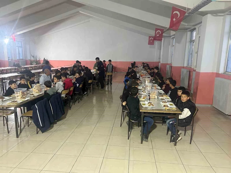 Bulanık Kaymakamı Koşansu öğrencilerle iftar açtı
