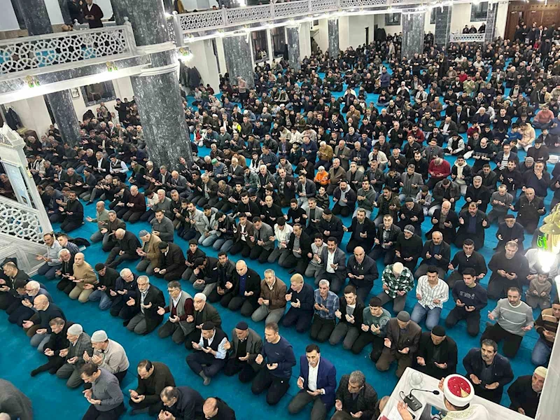 Ağrı’da Kadir Gecesi dualarla ihya edildi
