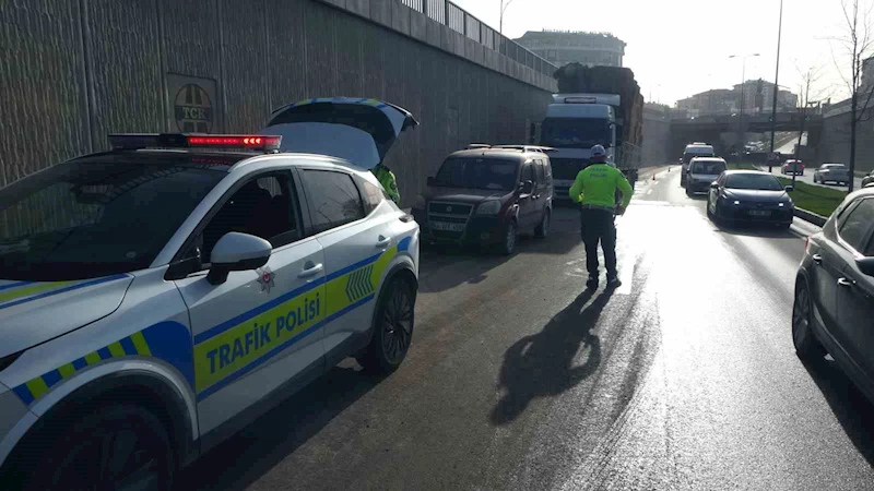 Malatya’da şaftı kırılan tır trafiği kilitledi
