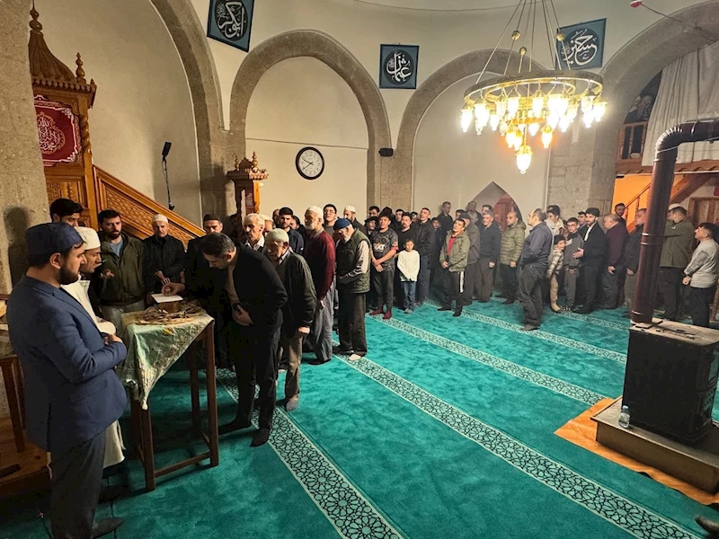 Kemaliye’de Sakal-ı Şerif’i görmek için vatandaşlar Dörtyolağzı Camii’ne akın etti
