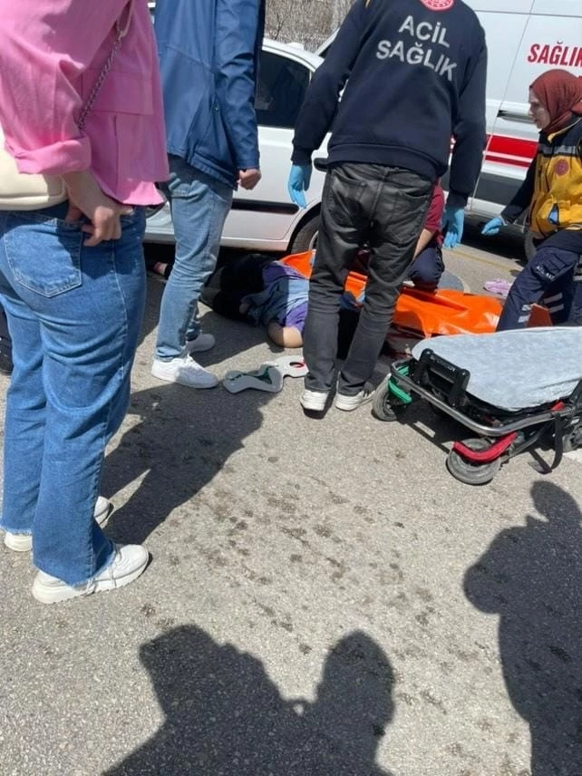 Elazığ’da iki farklı otomobilin çarptığı genç kız ağır yaralandı
