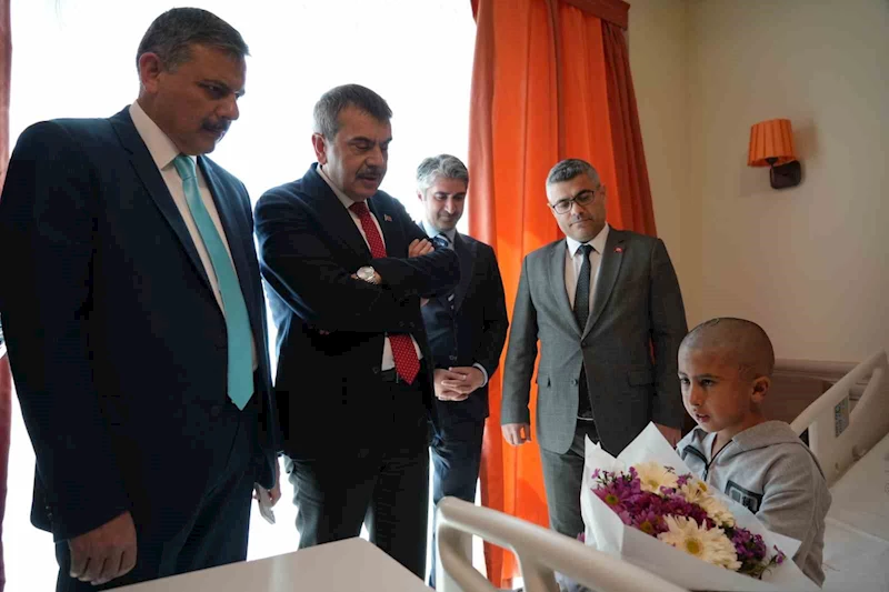 Bakan Tekin, minik Murat’ı Beşiktaşlı olmaya ikna edemedi
