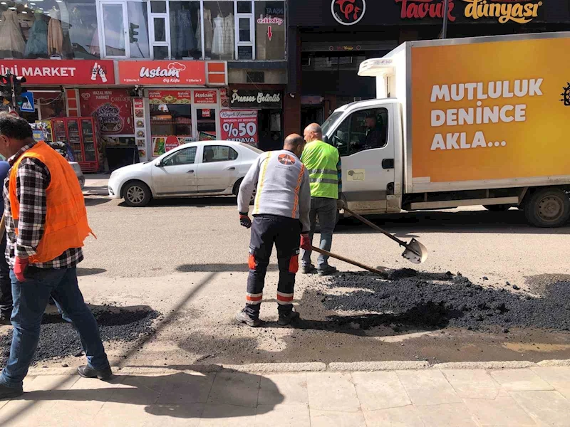 Kars’ta karayolları ekiplerinden asfalt yama çalışması
