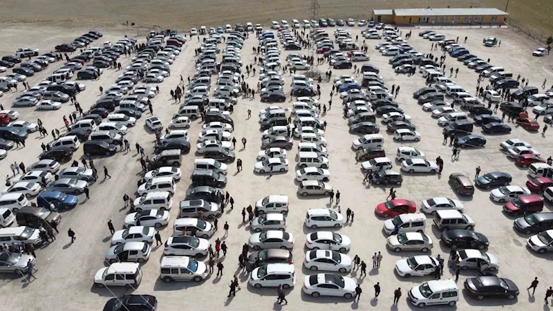 Van açık oto pazarında bayram öncesi yoğun ilgi gördü