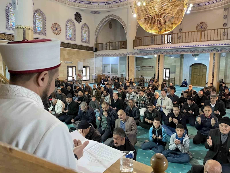 Malazgirt’te bayram namazı coşkusu
