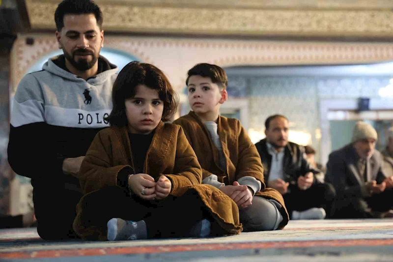 Elazığ’da bayram namazında camiler doldu taştı
