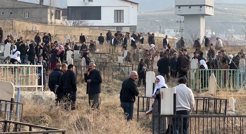 Yüksekova’da vatandaşlar mezarlıklara akın etti
