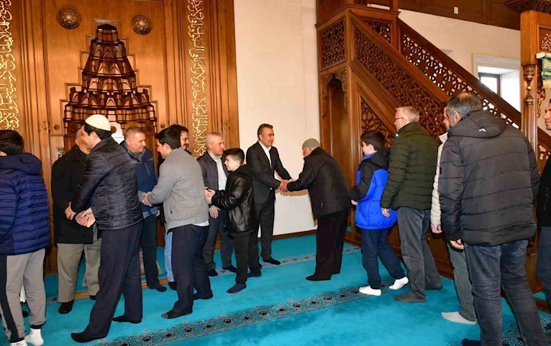 Ardahan’da protokol ile vatandaş camide bayramlaştı

