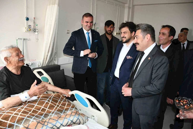 Kaymakam Özçelik’ten hastalara bayram ziyareti
