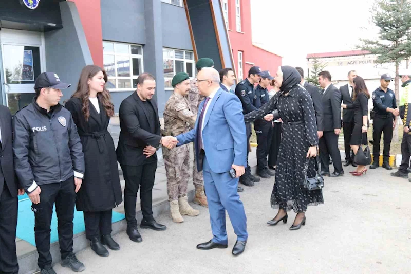 Ağrı Emniyet Müdürü İpar, emniyet mensuplarıyla bayramlaştı

