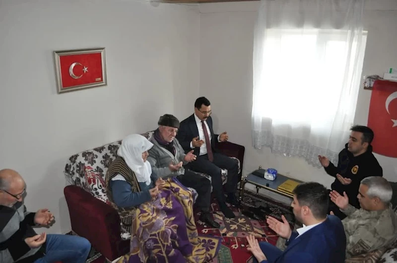 Akyaka Kaymakamı Demirtaş’tan şehit ailesine bayram ziyareti
