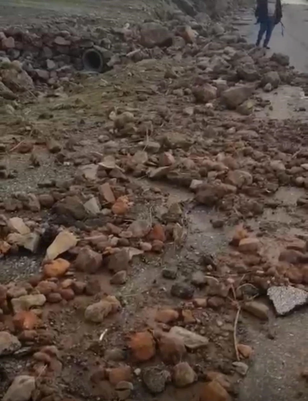 Elazığ’da heyelan nedeniyle yol ulaşıma kapandı
