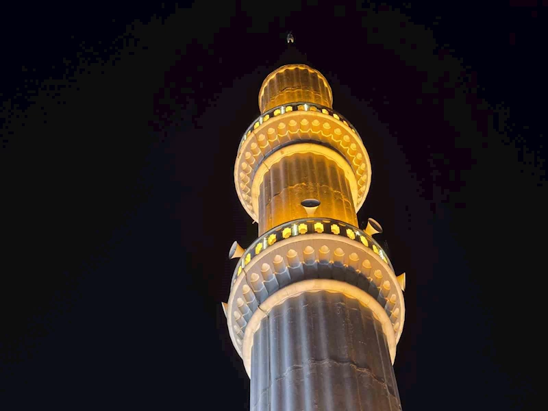 Türkiye’nin ilk asansörlü camisi gece aydınlatmasıyla Ramazan ayını karşılıyor
