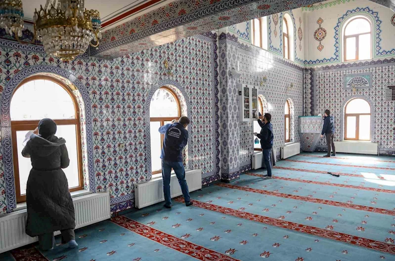 Van Büyükşehir Belediyesi kentteki camileri temizliyor