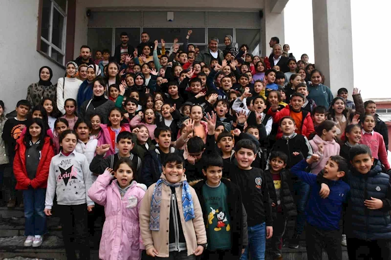 Başkan Taşkın, okul ziyaretinde bulundu
