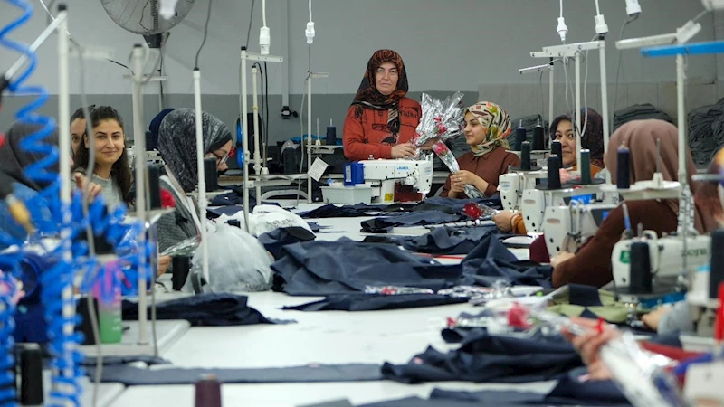 Erzincan Belediyesinde kadınlara çiçek takdimi
