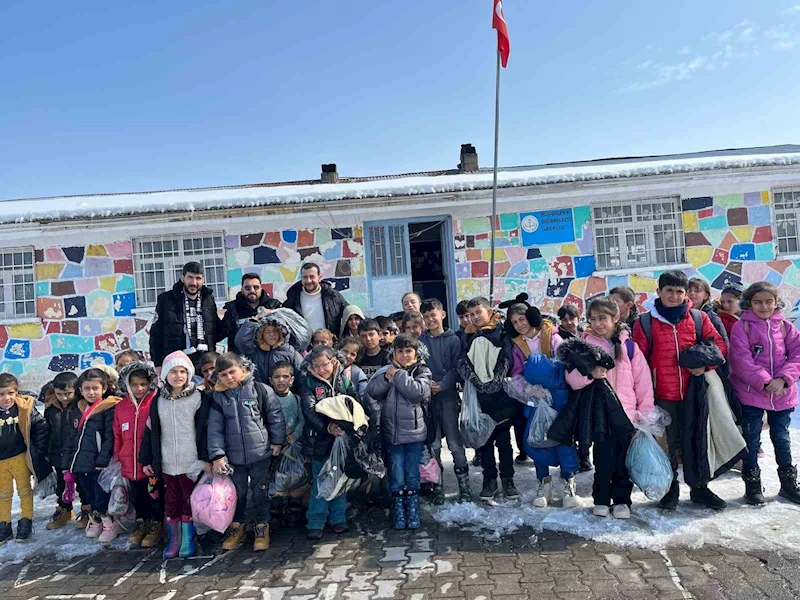 Tiyatro oyununun geliri çocuklar ve sokak hayvanlarına bağışlandı
