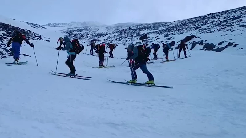 Ağrı Dağı’nda dağcılar zirveye tırmanırken kayak yaptı
