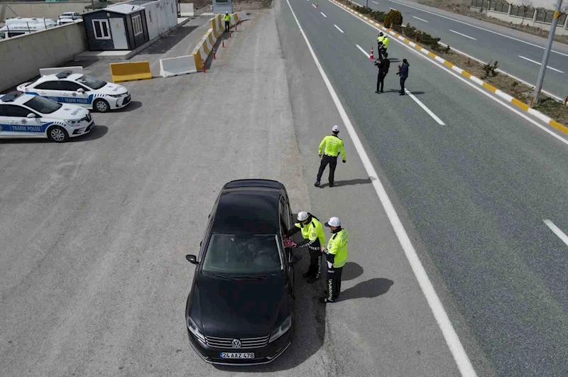 Erzincan’da trafik denetiminde kolonya ve şeker ikramı
