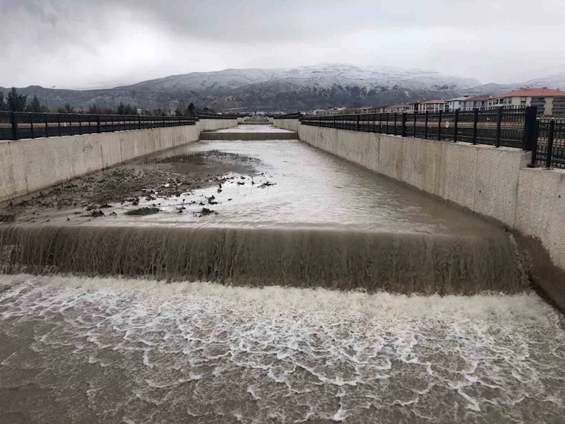 Kuruyan Vasgirt deresinden sel akıyor
