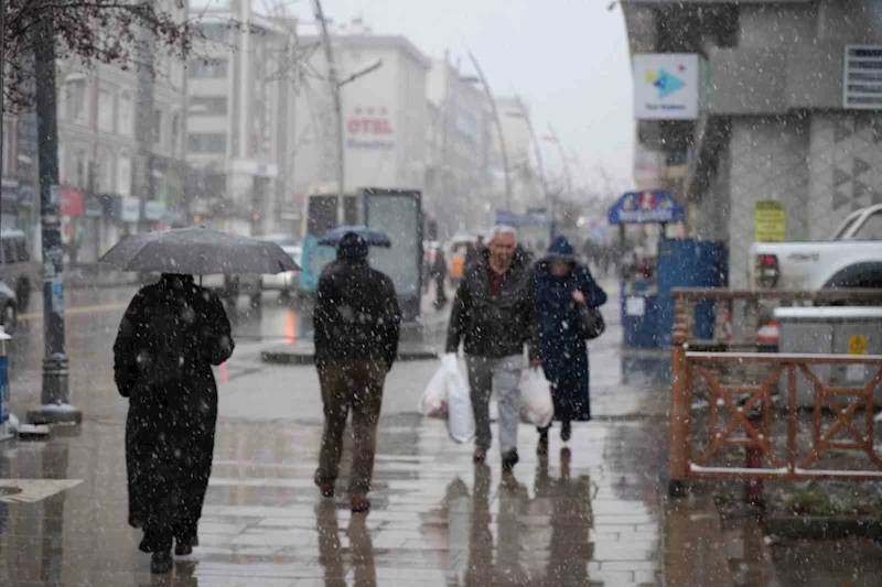 Erzurum’a baharla gelen kar

