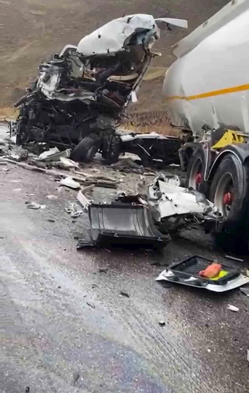 Otobüsle tankerin çarpıştığı kazada 1 kişi hayatını kaybetti

