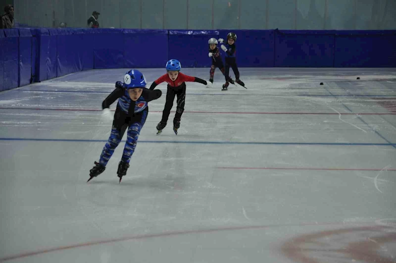 Kars’ta Short Track Türkiye birinciliği yarışları başladı
