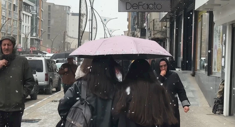 Yüksekova’da önce kar sonra yağmur etkili oldu