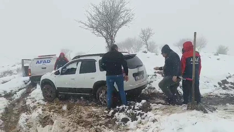 Mahsur kalan doğaseverler AFAD tarafından kurtarıldı
