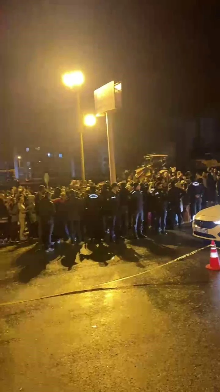 Yolun karşısına geçmeye çalışan üniversiteli kıza otomobil çarptı
