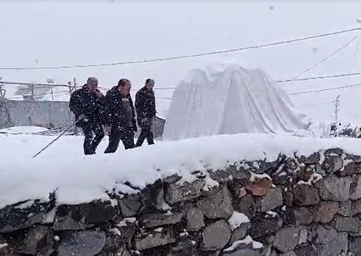 Köylüler güne kar yağışıyla uyandı
