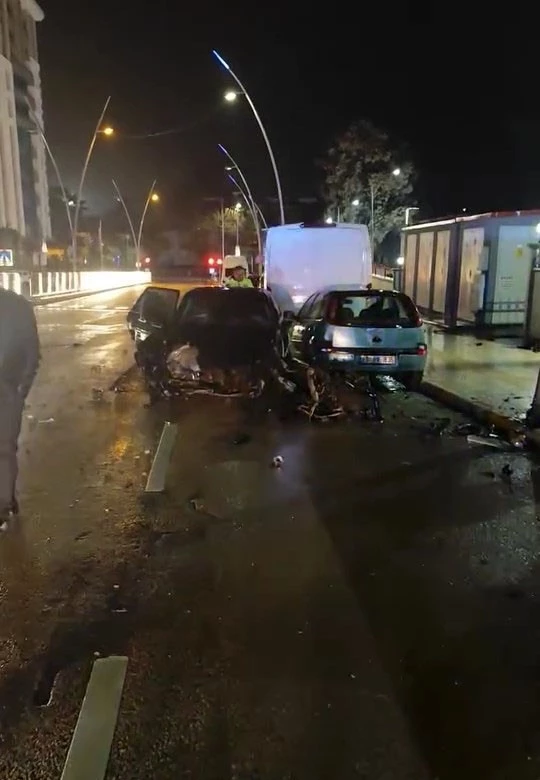 Elazığ’da ters yöne giren otomobil dehşet saçtı: 4 yaralı
