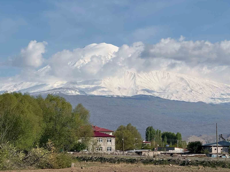 Doğunun Çukurovası Iğdır’da dağlar Nisan’da beyaza büründü
