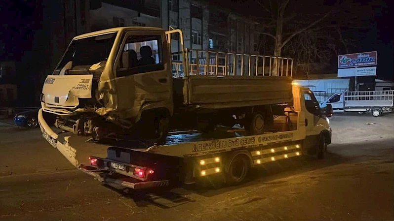 Elazığ’da otomobil ile kamyonet çarpıştı: 1 yaralı
