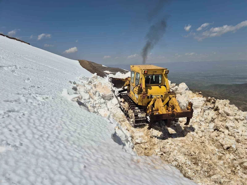 Muş’ta 2 metreyi bulan karda yol açma çalışması
