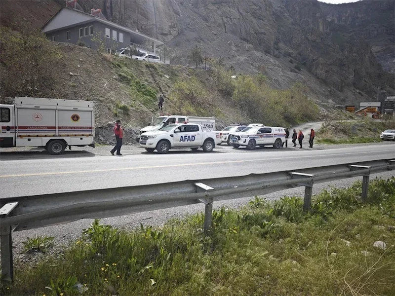 Zap Suyu’nun debisi yükselince mahsur kalan 4 kişi kurtarıldı