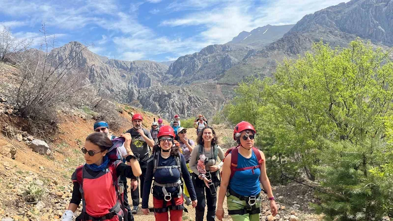 Dağcılar Kemaliye’de via ferrata parkuruna tırmandı
