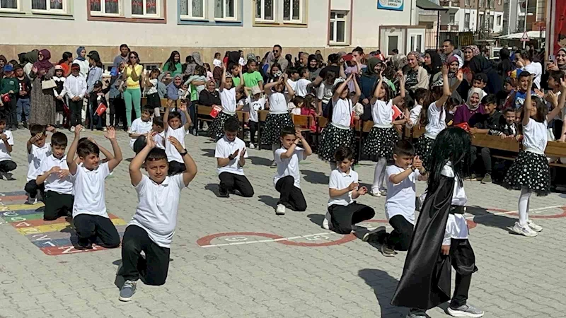 Malatya’da 23 Nisan Coşkusu, minikler bayramlarını renkli etkinliklerle kutladı
