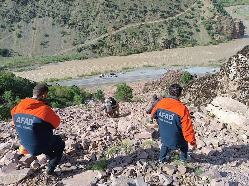 Hakkari’de dağda mahsur kalan genç, AFAD tarafından kurtarıldı
