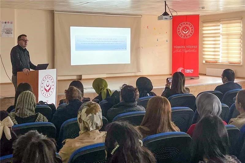 Ardahan’da Türkiye aile yüzyılı kapsamında söyleşi düzenlendi
