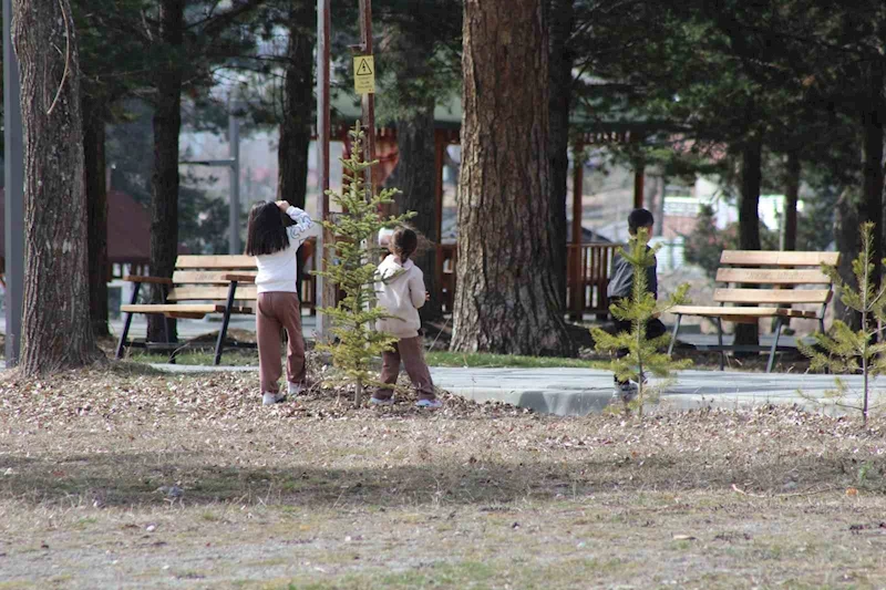 Kars’ta güneşli havanın tadını çıkaran vatandaşlar sokaklara akın etti
