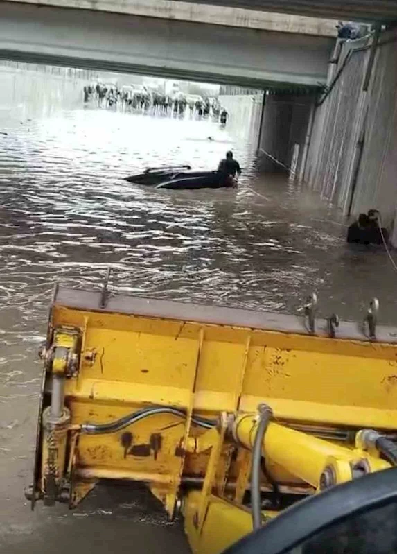 Fırat EDAŞ kepçe operatörü, mahsur kalan sürücüyü kurtardı
