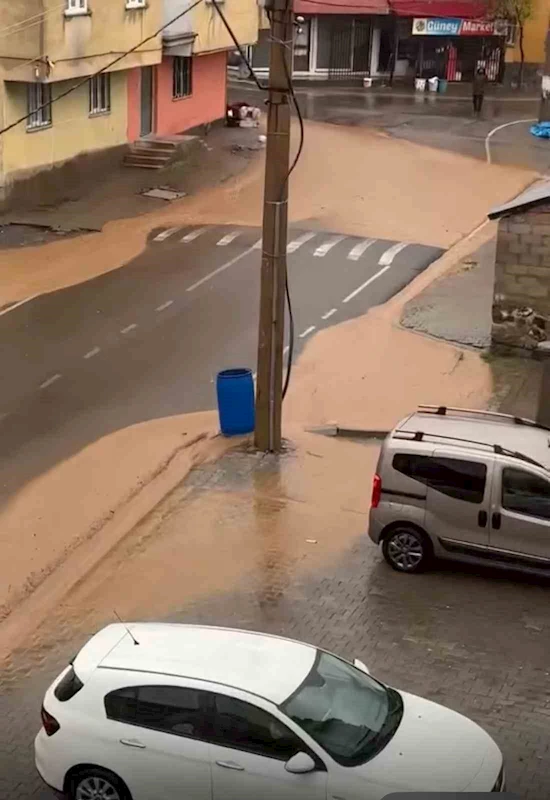 Bingöl’de sağanak sonrası caddeleri su bastı

